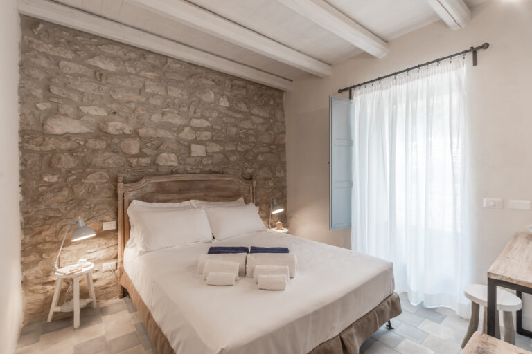 Chambre double spacieuse et élégante, offrant un confort supérieur avec mobilier design et ambiance lumineuse