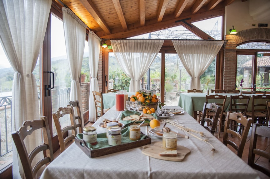 Petit-déjeuner servi sous forme de buffet sucré et salé, préparé avec des produits frais de la ferme Bergi.
