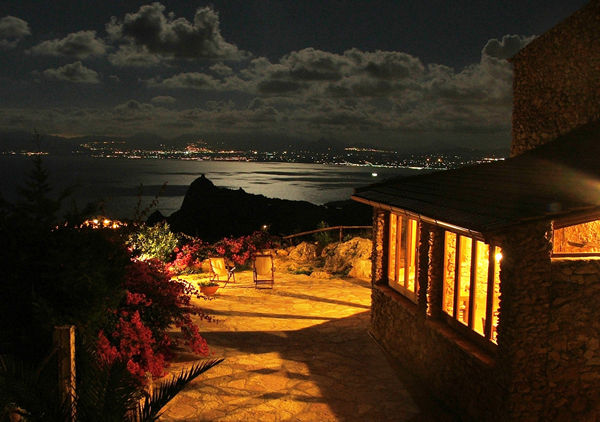 Chambres simples mais confortables, chacune avec salle de bain privée et climatisation.