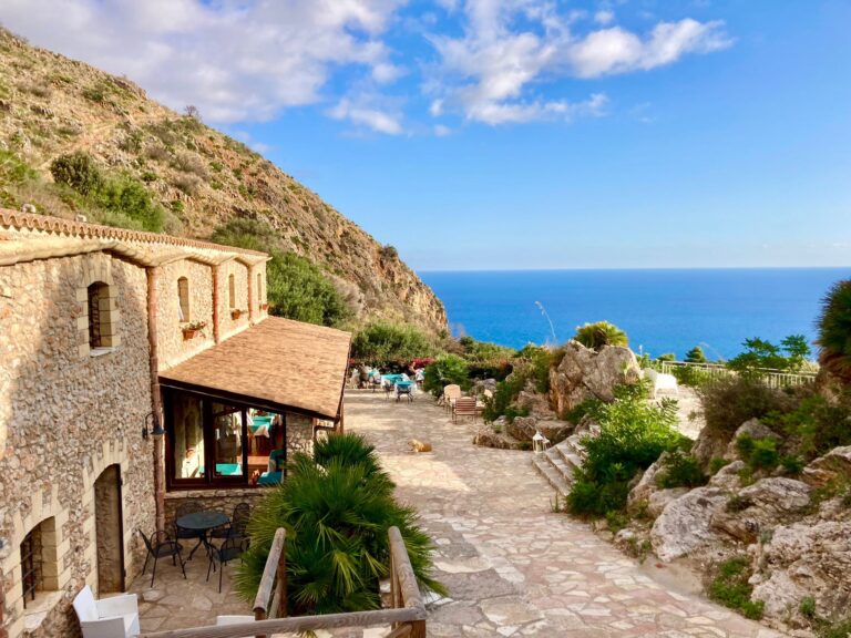 Terrasse extérieure du Casale Corcella avec vue sur la colline.