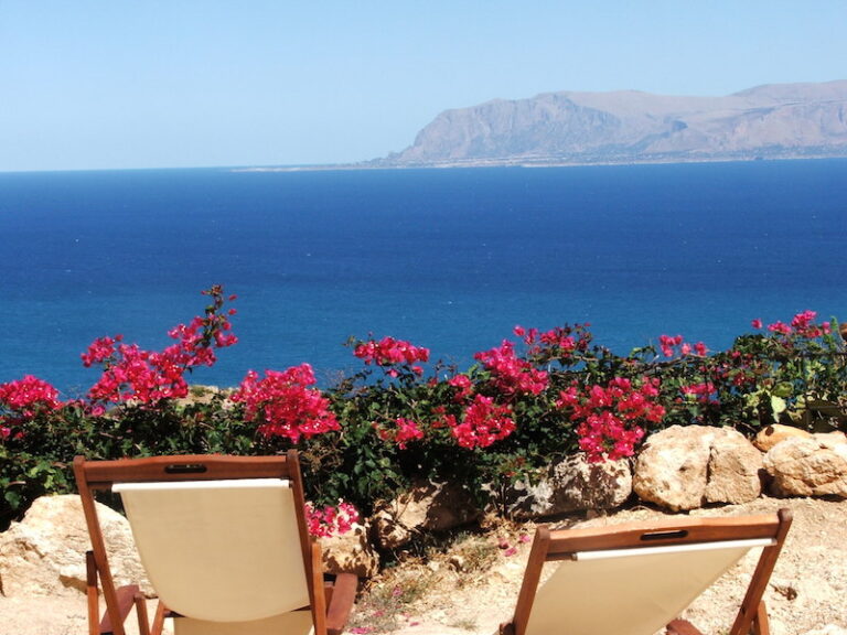 Vue panoramique sur la mer depuis la terrasse du Casale Corcella.