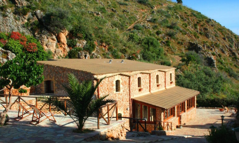Lever de soleil sur Castellammare del Golfo vu depuis le Casale Corcella.