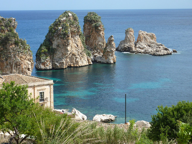 Sentier menant à la mer turquoise près du Casale Corcella.