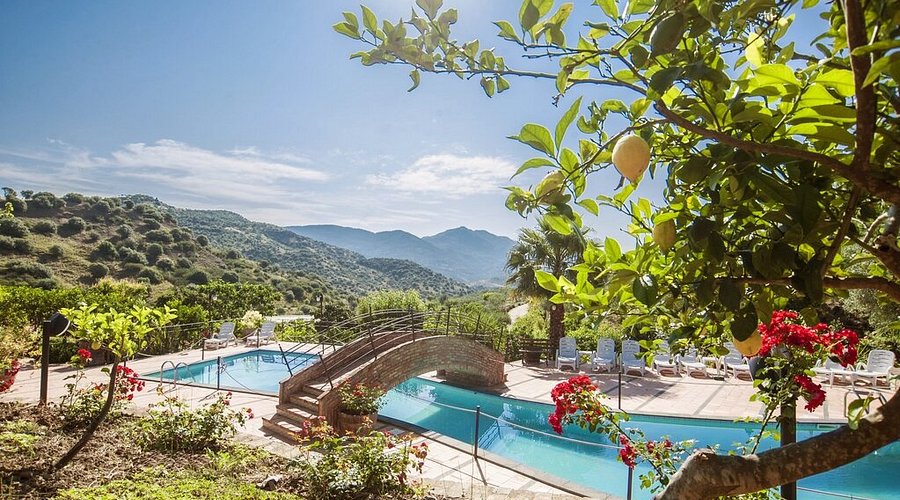 Piscine extérieure avec vue sur les collines verdoyantes