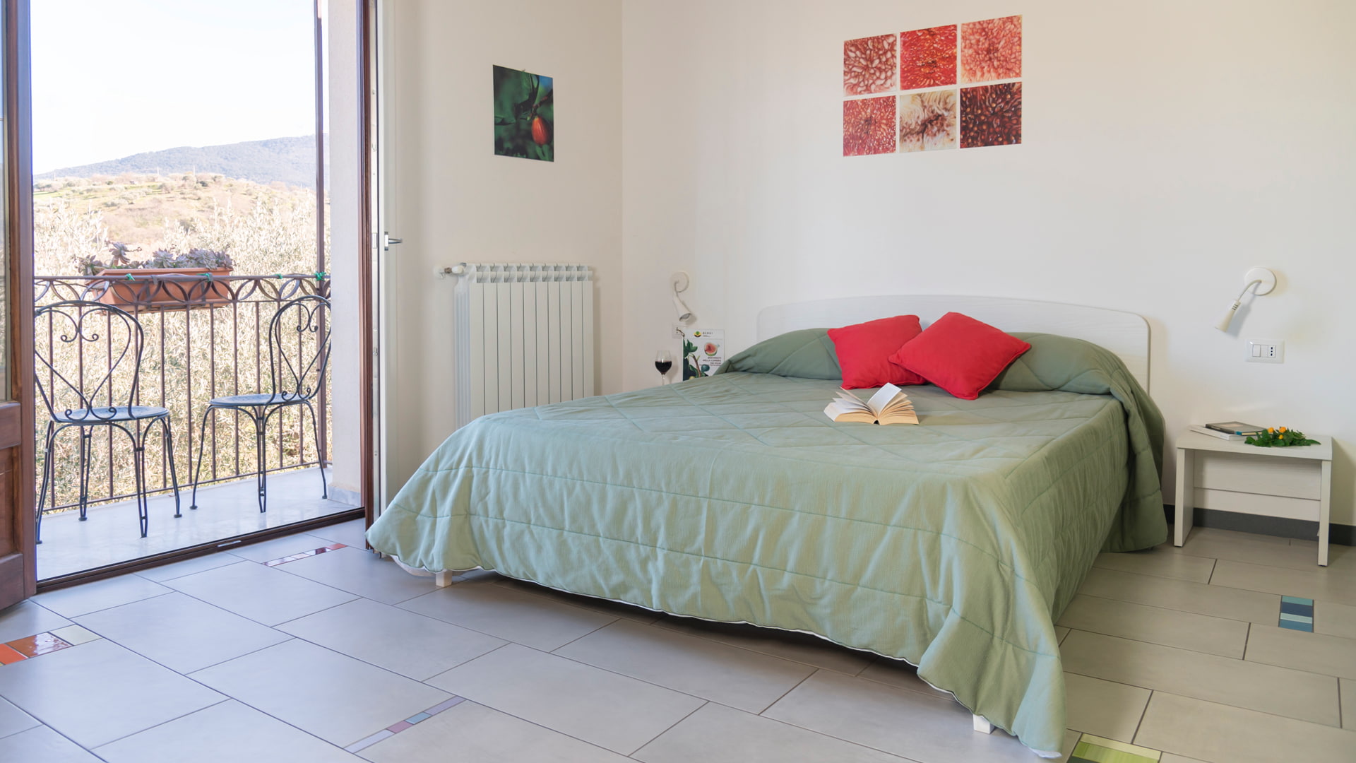 Chambres spacieuses et lumineuses, décorées dans des tons clairs, offrant tout le confort nécessaire pour un séjour simple et reposant