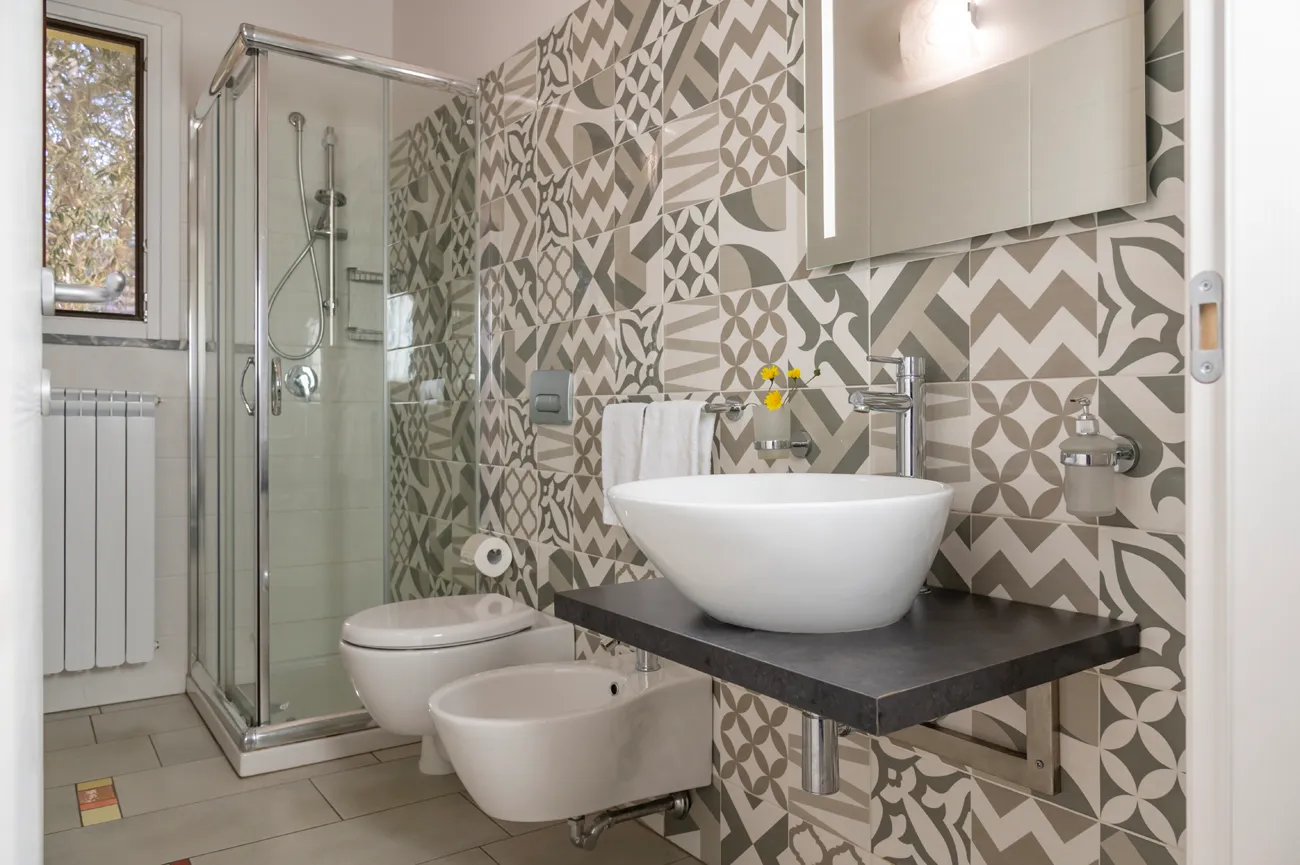 Salle de bain privée et fonctionnelle, intégrée à chaque chambre de la Ferme Bergi pour un confort quotidien à Castelbuono, Sicile.