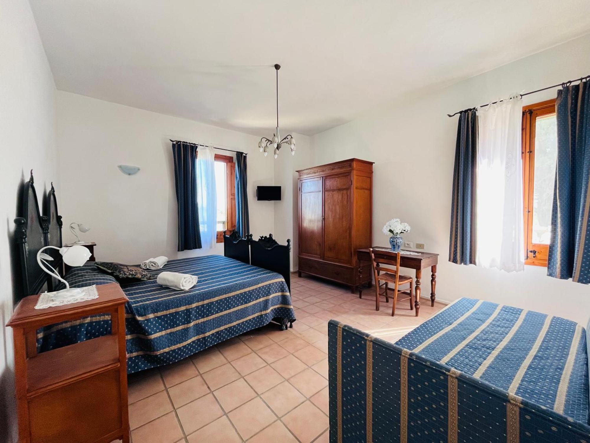 Chambre double chaleureuse donnant sur la cour intérieure de Fontanasalsa.