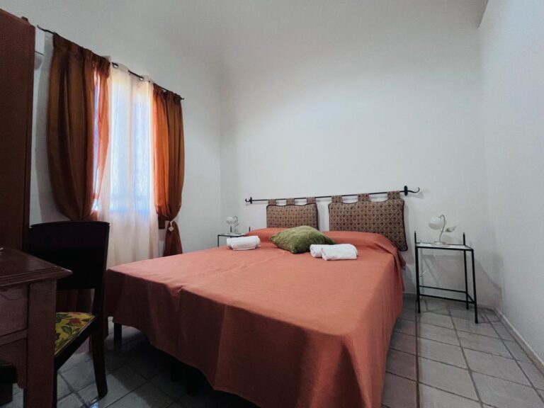 Chambre lumineuse décorée avec sobriété au domaine Fontanasalsa.