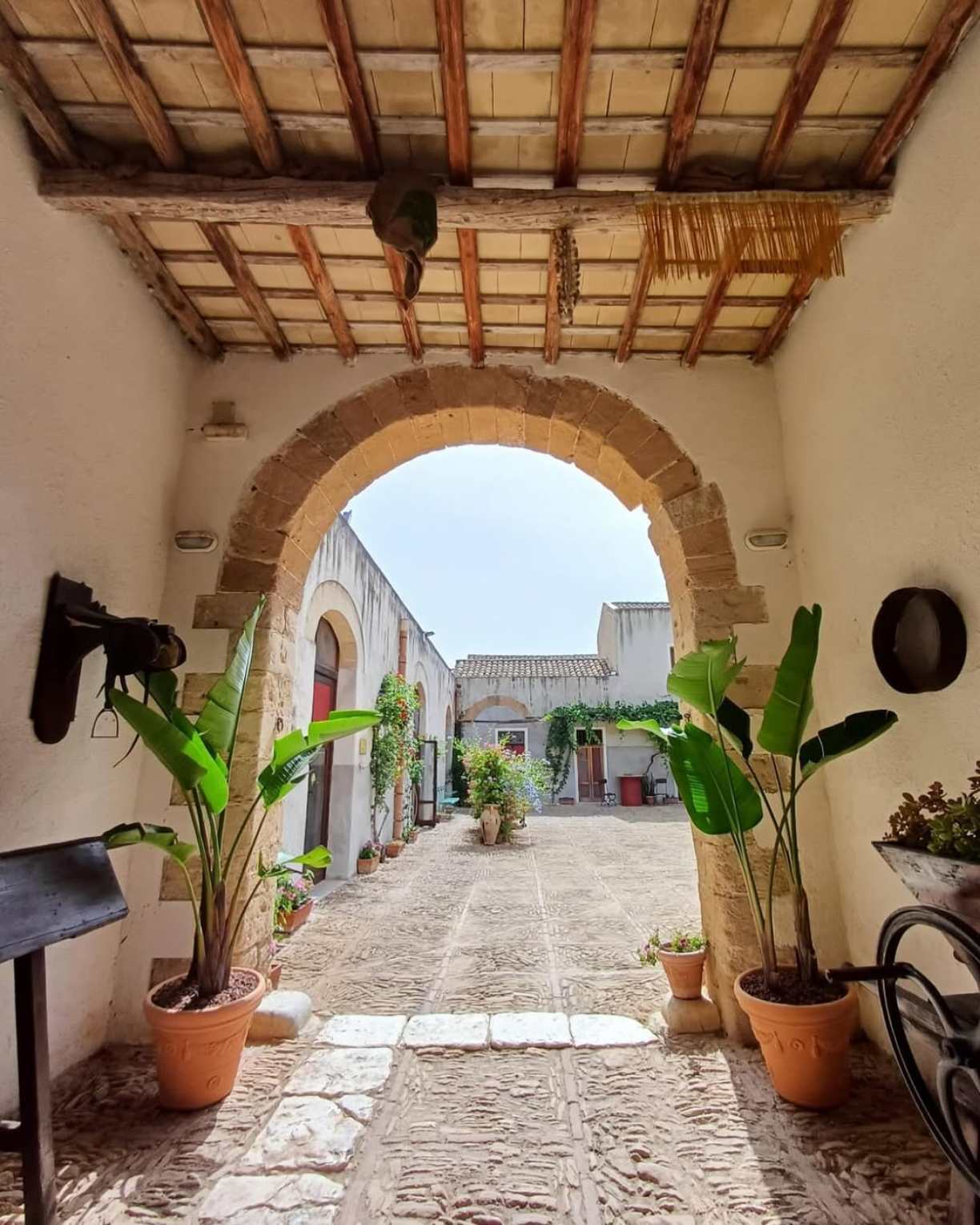 Cour intérieure du domaine Fontanasalsa, architecture rurale sicilienne.