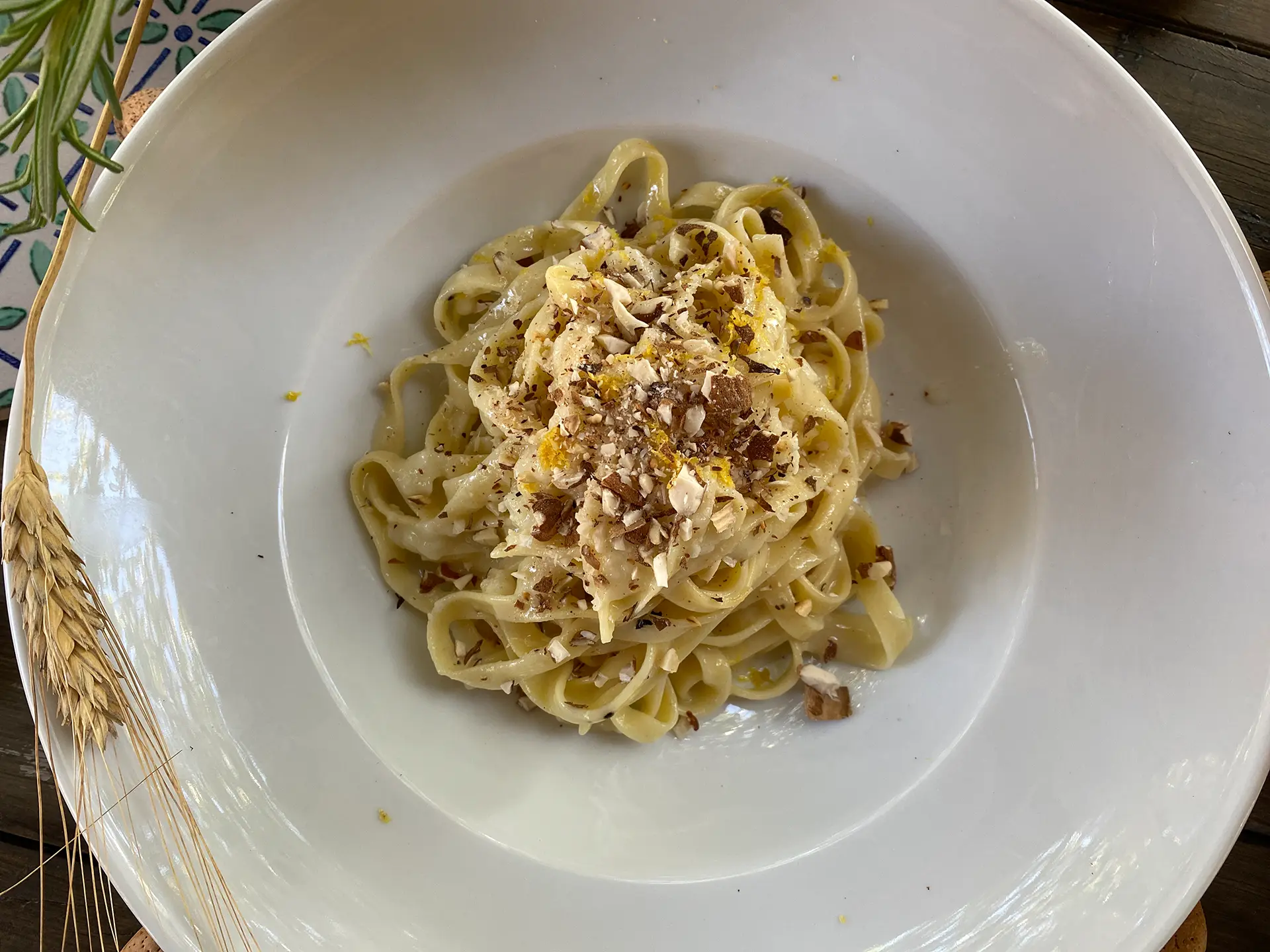 Restaurant de la Ferme Bergi avec un plat typique sicilien préparé à partir de produits locaux et faits maison.