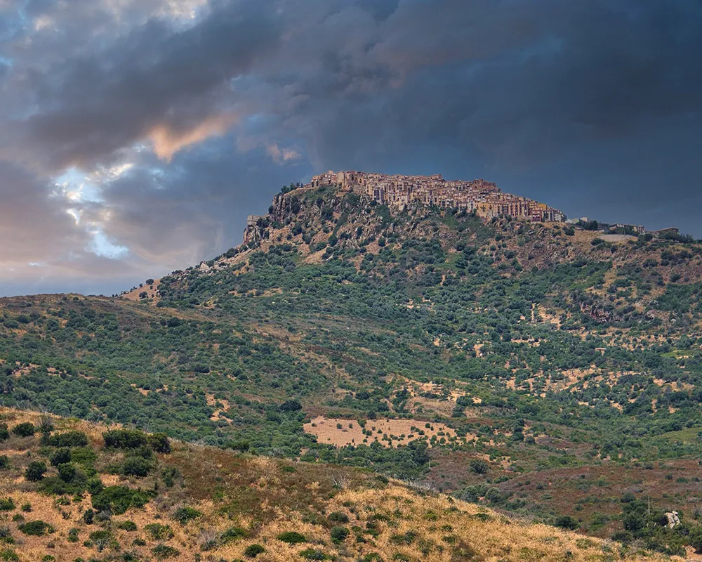 Vue panoramique sur les collines et montagnes des Madonies près de la Ferme Bergi, Sicile.