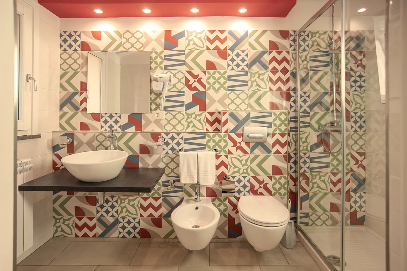 Salle de bain privée et fonctionnelle, intégrée à chaque chambre pour un confort quotidien en toute simplicité.